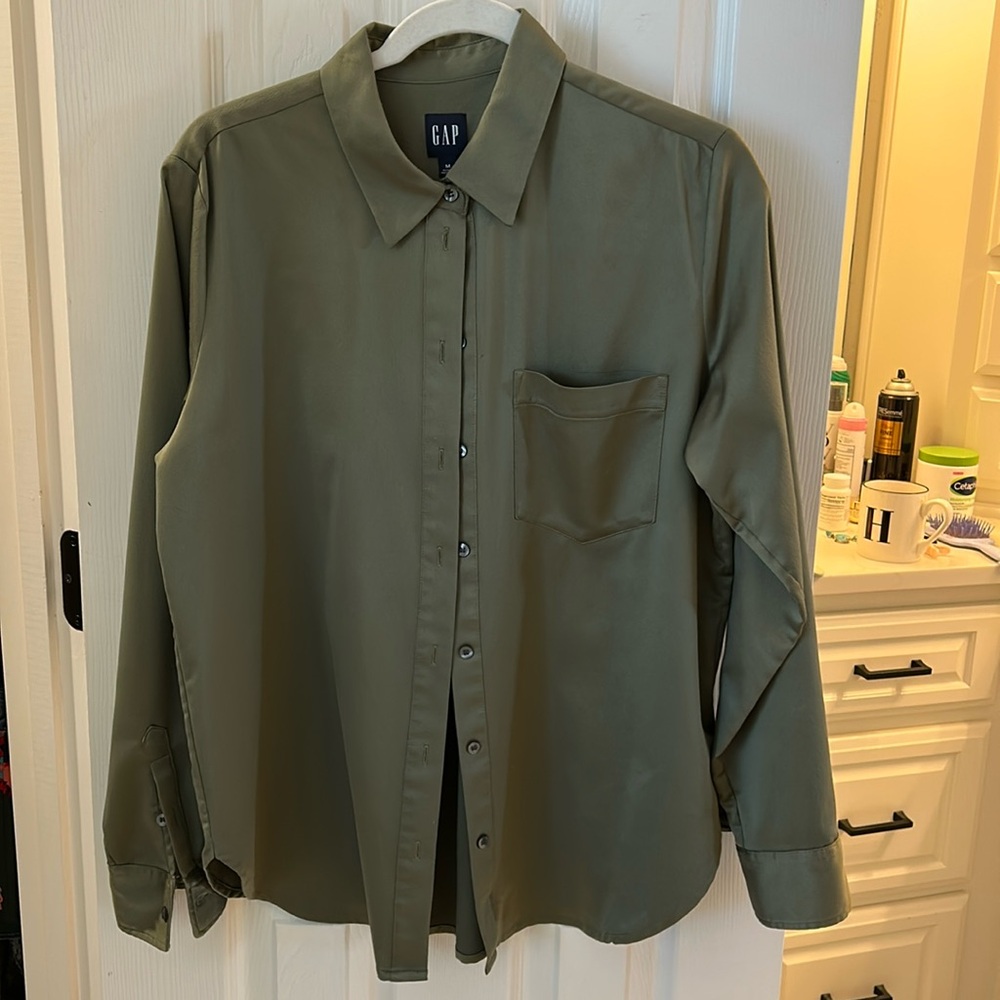 Gap Boyfriend Satin button down pocket shirt Medium